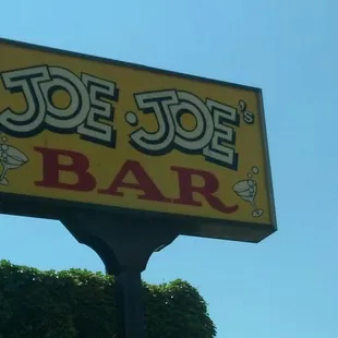 a sign for joe joe's bar