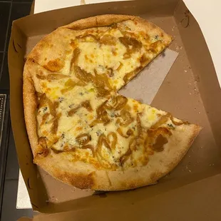 Onion gorgonzola pizza