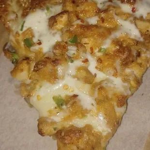 Some good ass pizza with chicken and cheese and some white sauce