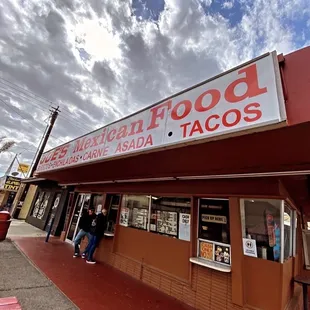 the outside of a restaurant