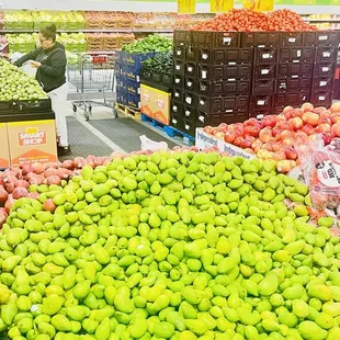 a pile of green apples