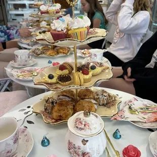 Had my daughter's Taylor swift tea party here and she did an absolutely wonderful job! All the details, it was perfect! Highly recommend!!