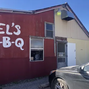 Ugly shack, dry barbecue place.