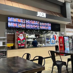 the interior of a fast food restaurant