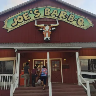 the entrance to joe&apos;s barbeque