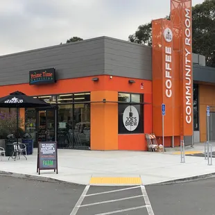 the outside of a coffee shop