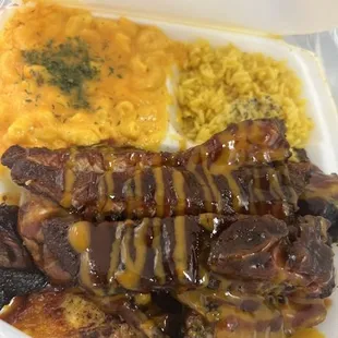 Bbq ribs with Mac and cheese and rice