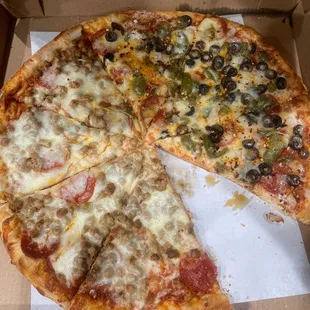Half and half custom. Good pizza and good people. Highly recommend!