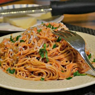 Delicious angel hair w/meat sauce, gnormous serving!