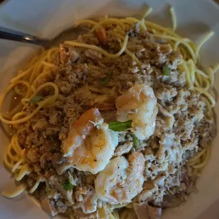 Spaghetti Pacific Jumbo Shrimp, Baby Clams &amp; Crab Pasta