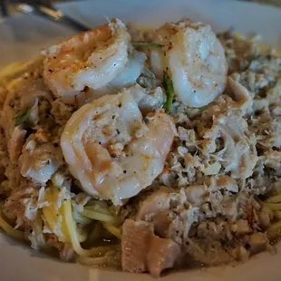Spaghetti Pacific Jumbo Shrimp, Baby Clams &amp; Crab Pasta - so good!
