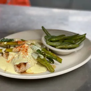 grilled chicken oscar with a side of sautéed green beans