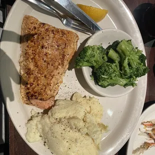 Salmon w/mashed potatoes and broccoli