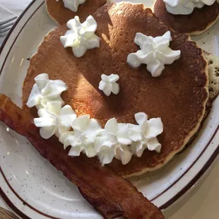 Kids pancakes and bacon