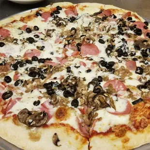 extra large pizza with canadian bacon,sausage,black olives and mushrooms