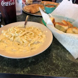 Really good meal! Love the garlic knots!