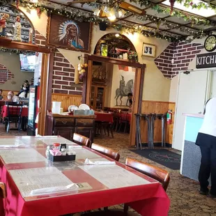 An intimate little room. An older mens' buble study just left. Cool family style space.