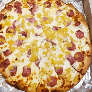 Alfredo Sauce White Pizza with Extra Ricotta Cheese +  Pineapple + Canadian Bacon