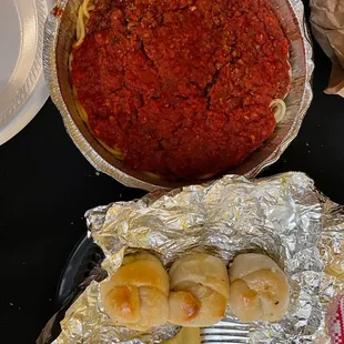 Spaghetti and meat sauce with garlic knots