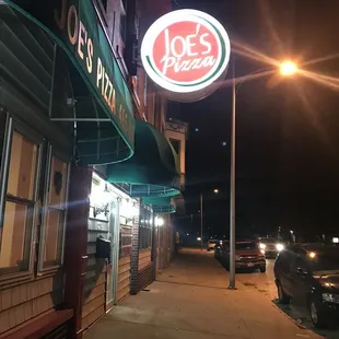 Good times, great pizza, and life long memories.  217-465-8588. If you're in Paris, Check it out.