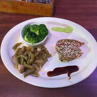 Seared Ahi Tuna, green beans and steamed broccoli