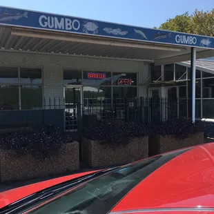 the outside of the restaurant