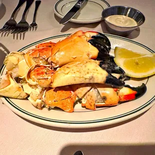 Large Stone Crab claws with Joe&apos;s Mustard Sauce