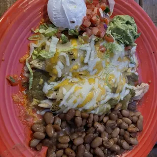 Cheese enchiladas with chicken and green sauce.