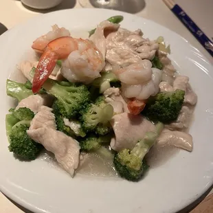 Chicken and broccoli with white sauce and shrimp