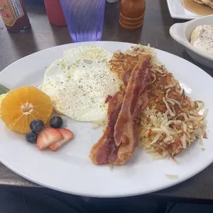2 eggs with crispy bacon