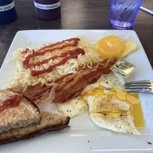 a plate of breakfast food
