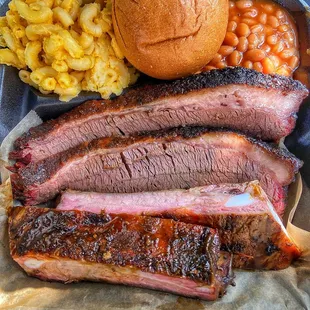 a plate of ribs, macaroni and cheese