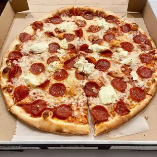 NY Hand Tossed Pizza (18") - pepperoni, ricotta, garlic
