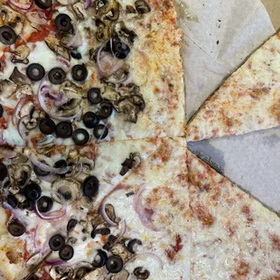 An obvious clown show of pizze maker.  I know they smoke weed but apparently half of a pizza is elusive.