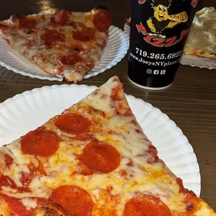 Pepperoni pizza slice