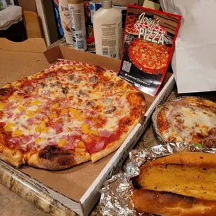 Pizza with ham/pineapple and sausage....