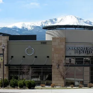 Exterior of Johannes Hunter Jewelers located in University Village Colorado