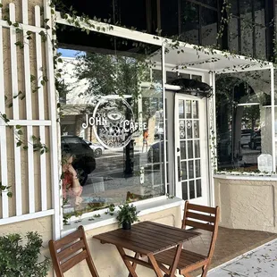 the outside of a coffee shop