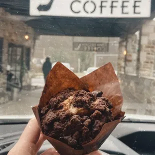 Blackberry choco chunk muffins with choco streussel
