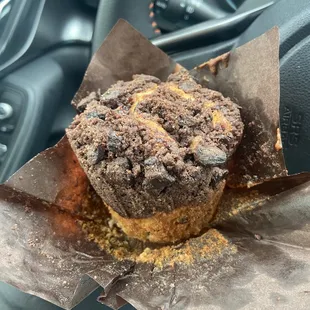 Blackberry choco chunk muffin with choco streusel, so delicious!