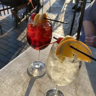 Red sangria and white sangria