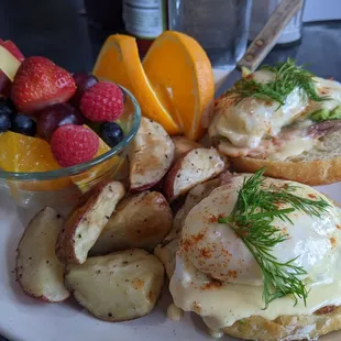 Smoked salmon eggs Benedict