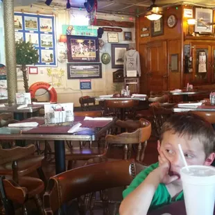 Great atmosphere, lots of tvs and on the water. Good prices and excellent service. Good for kids too.