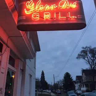 Neighborhood bar that welcomes you right in!