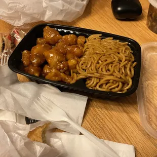 C1. General Tso&apos;s Chicken Combo Plate with Lo Mein