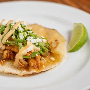 Tostada de tinga de pollo.