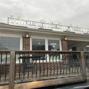 the outside of the restaurant