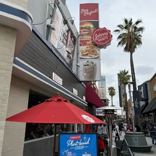 the outside of a fast food restaurant
