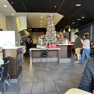 the interior of a fast food restaurant