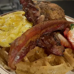 Southern fried Chicken and vanillia bean waffels and bacon